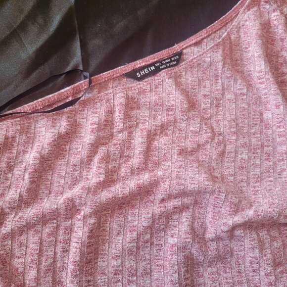 FREE Pink 1 sleeve shoulder crop top - Picture 2 of 3